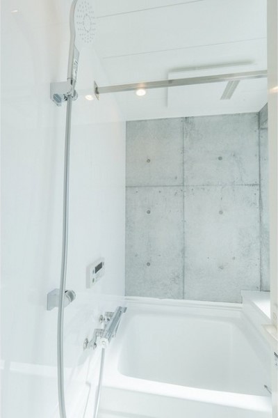 バスルームは小さいながら浴室乾燥機能付き