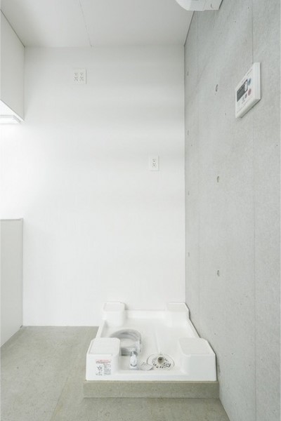 この空間に似合う角っとした洗濯機を探しましょう！