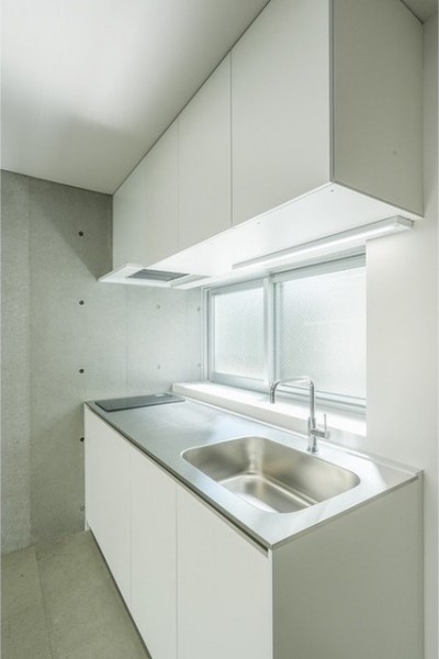 空間に溶け込むシンプルなキッチン