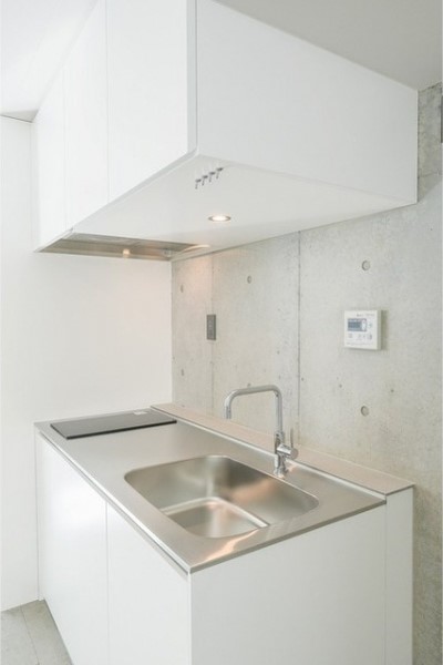 空間に溶け込むシンプルなキッチン(地味にスイッチが素敵)