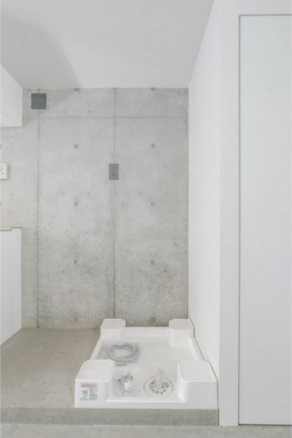 この空間に似合うカクっとした洗濯機を探しましょう！