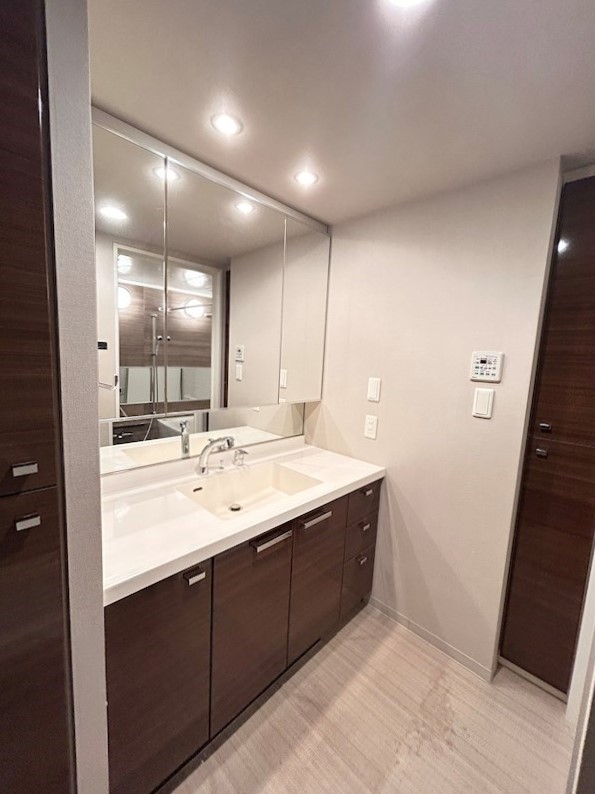 広い！そして3面鏡！この洗面で1日の良いスタートがきれそう！