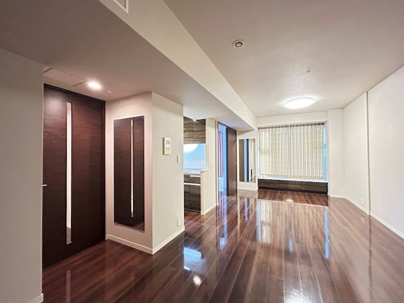 リビングダイニングの様子。キッチンは周りが囲われています