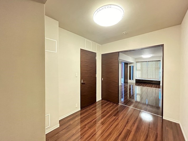 リビングダイニングの隣にある洋室②
写真に見えている扉を開けると収納スペースになっています