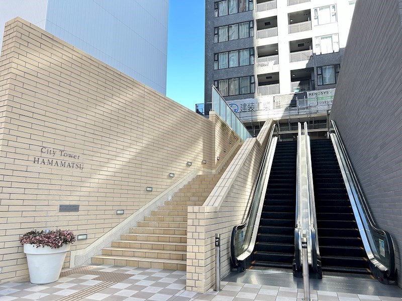 ここを通ってエントランスに行きます。気分が上がりそう♪