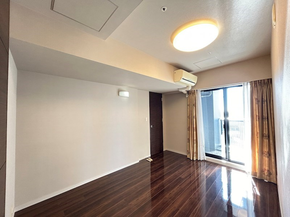 バルコニーに出られる洋室③はウォークインクローゼットにも繋がっています。