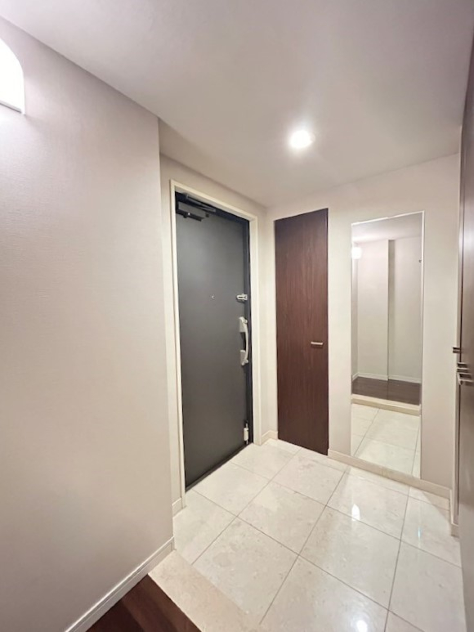 ひろ～い玄関。全身鏡もあっていいですね