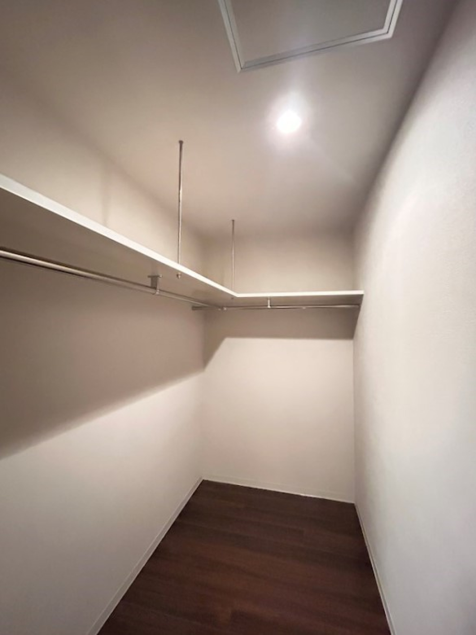 ウォークインクローゼットにはハンガーポール付いています