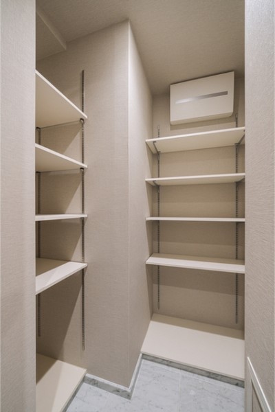 シューズインクローゼットには三輪車やゴルフバッグ等の場所を取る物も仕舞えますね