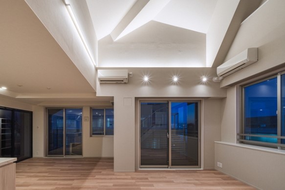 天井の勾配が間接照明で美しく浮かび上がっています