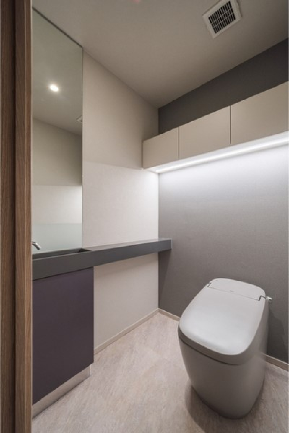 間接照明の使い方にも高級感を感じられるトイレです