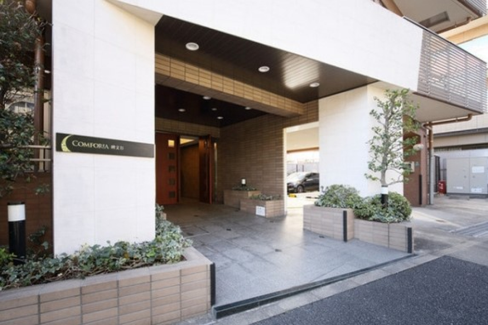 エントランスには植栽が植えられて管理の良さを感じます