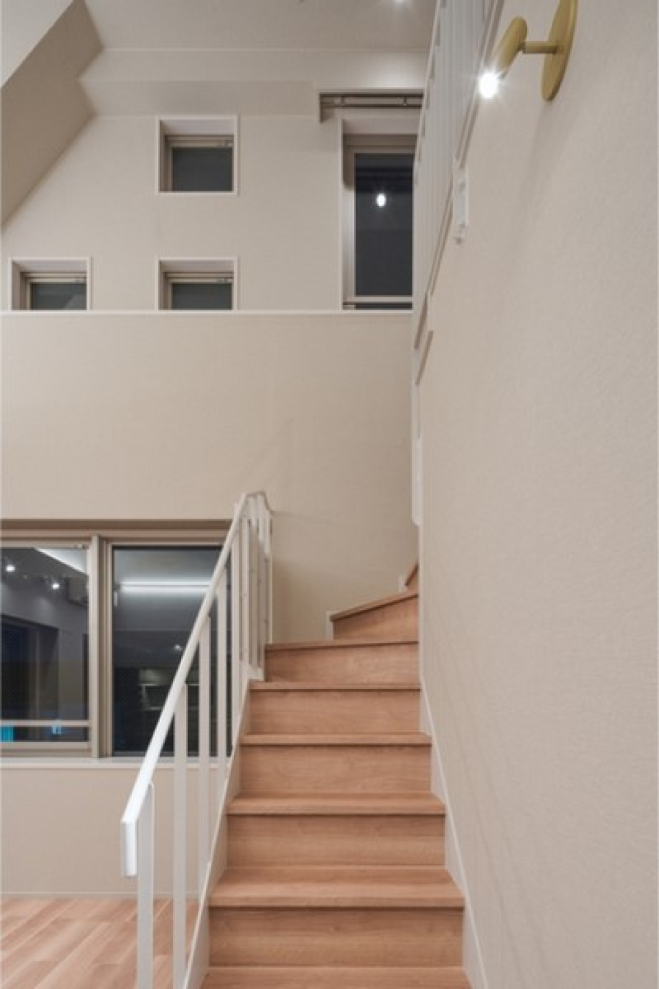 階段の先には11.6帖の主寝室があります