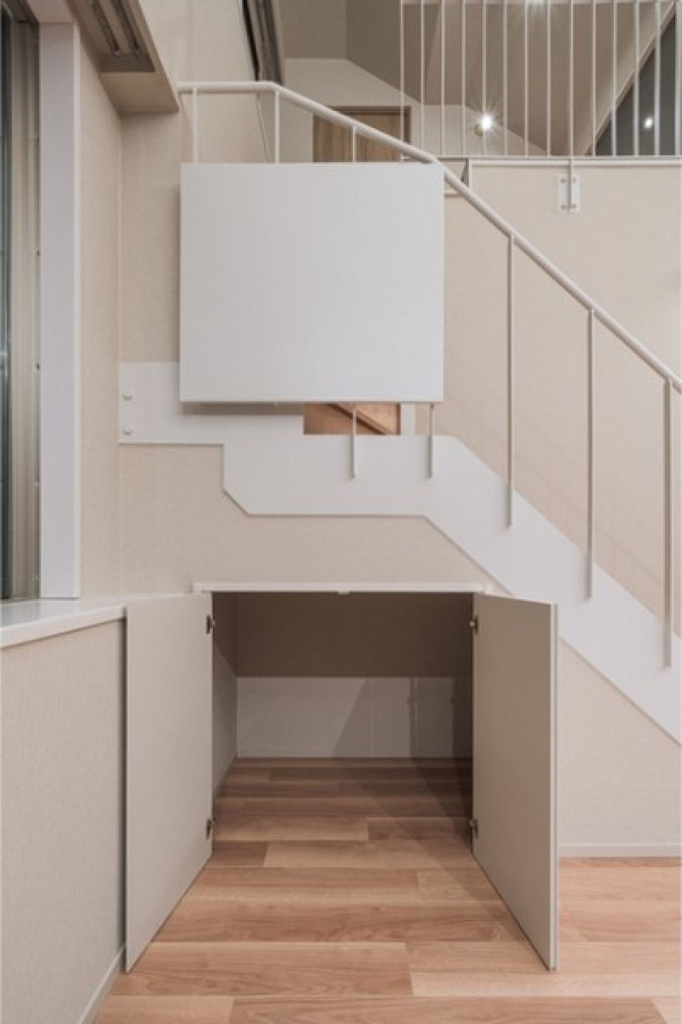 階段下には季節物を入れておくのに便利な収納があります