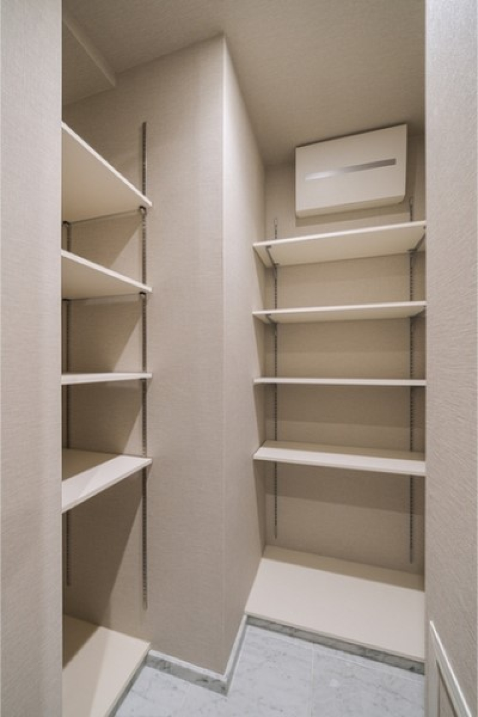 シューズインクローゼットには三輪車やゴルフバッグ等の場所を取る物も仕舞えますね