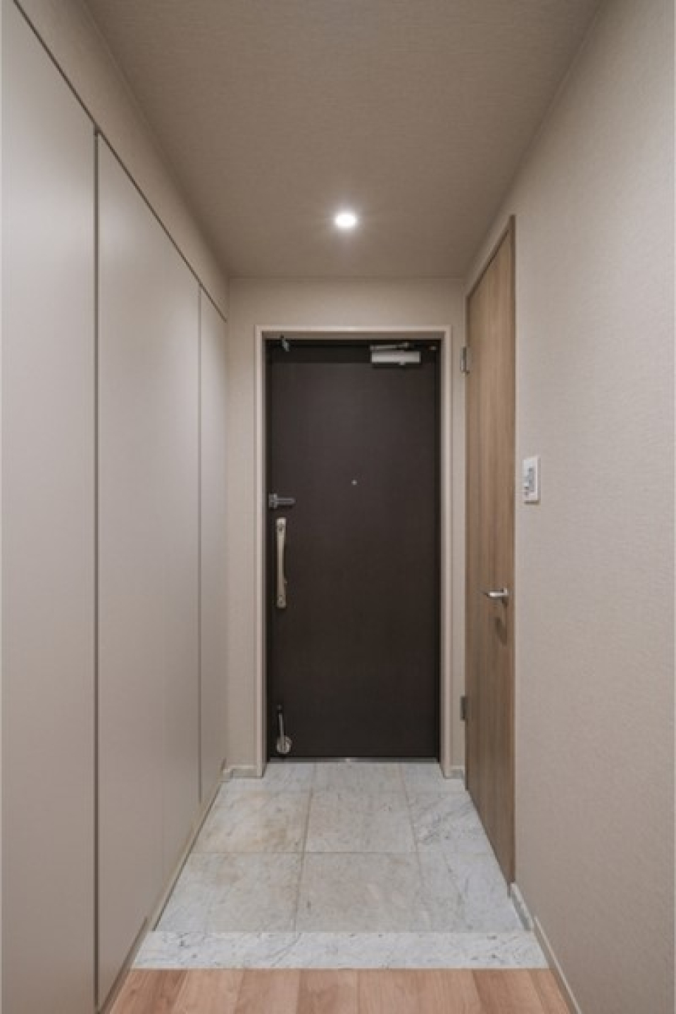 玄関は段差の小さいバリアフリー仕様