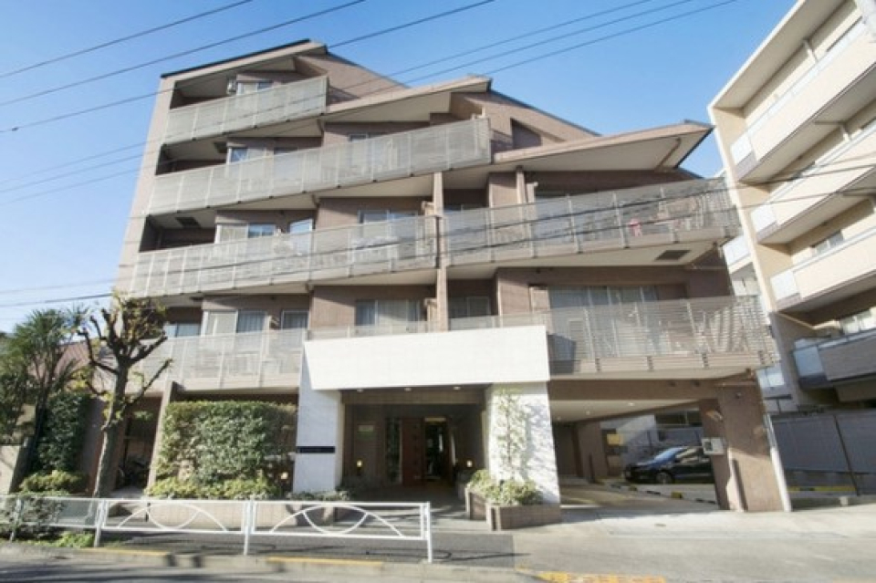 東横線 学芸大学駅から徒歩13分の高級マンションです