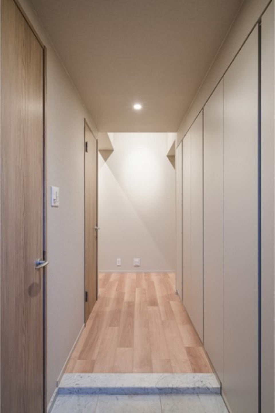 向かって右手はたっぷりと収納できるシューズクローゼット