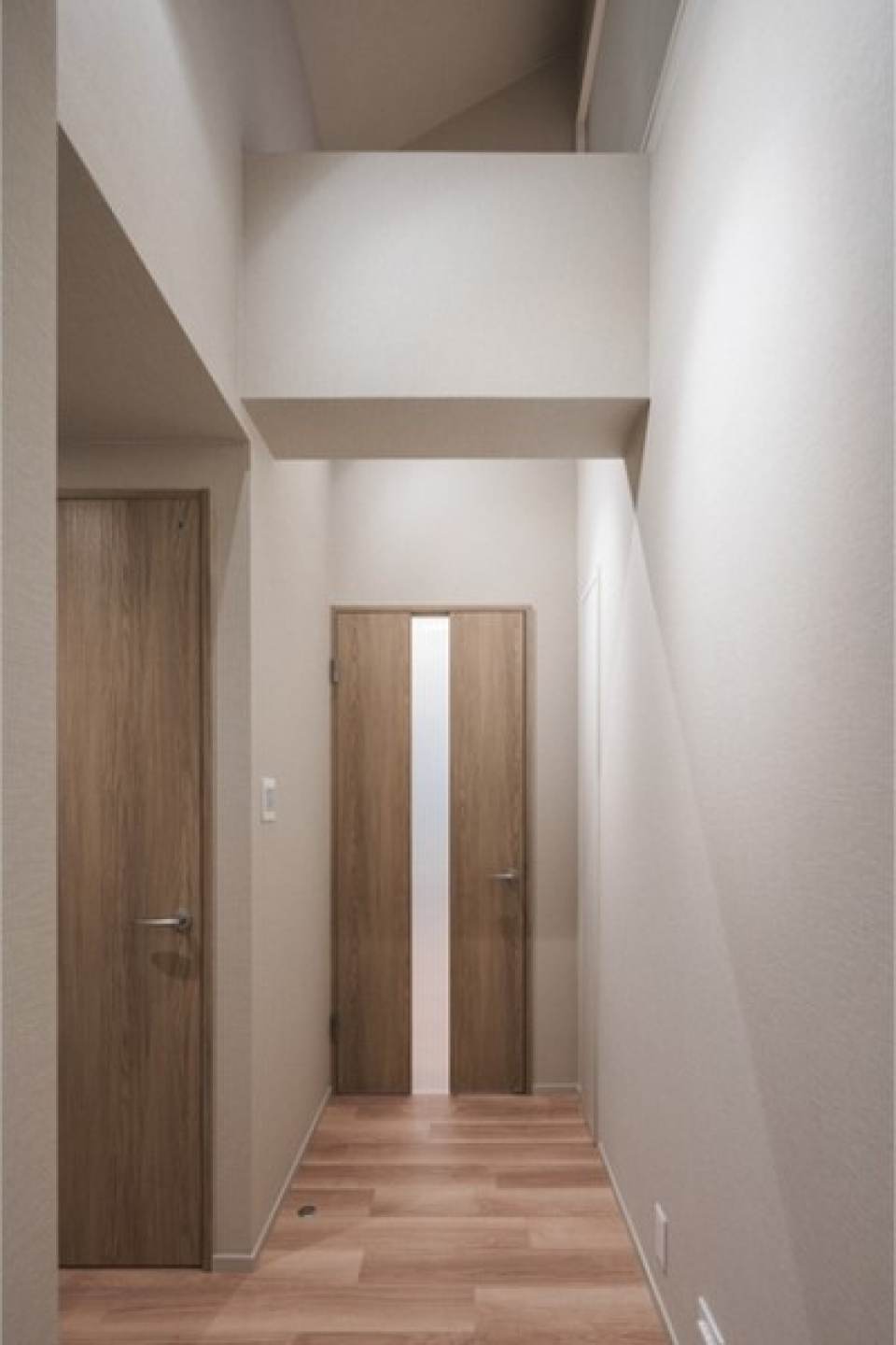 廊下も天井高いんですね