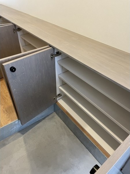 シューズボックスは3つ横並びにたっぷりと