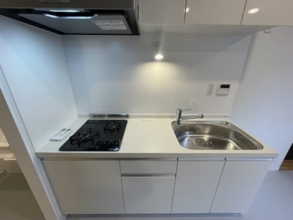 システムキッチンは壁に馴染むホワイトカラー