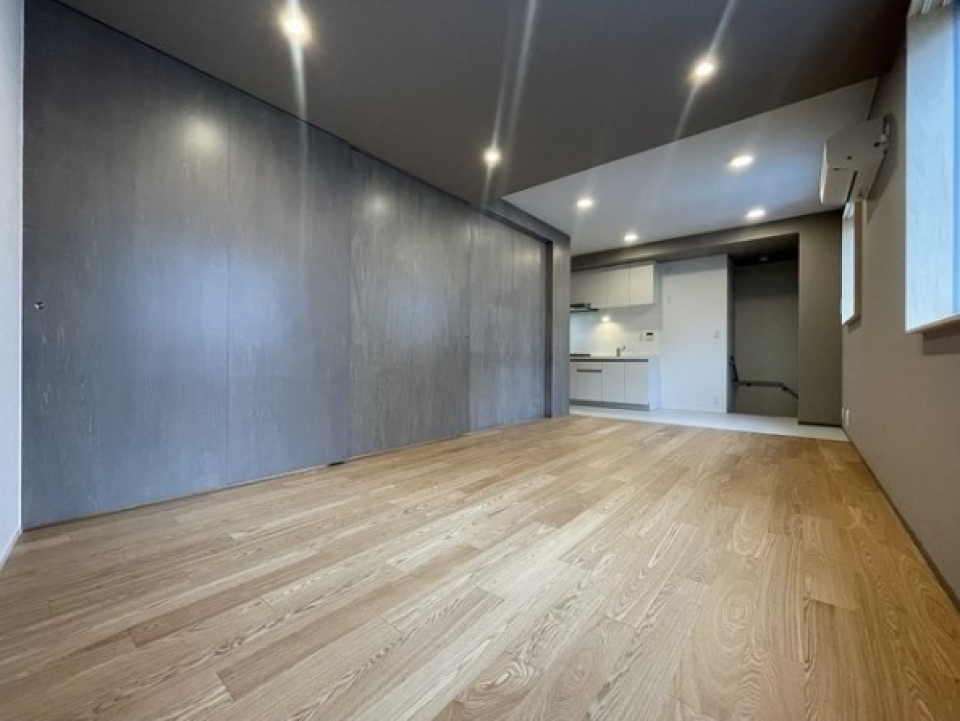 墨色といった印象を持つ個性的な建具がポイントです