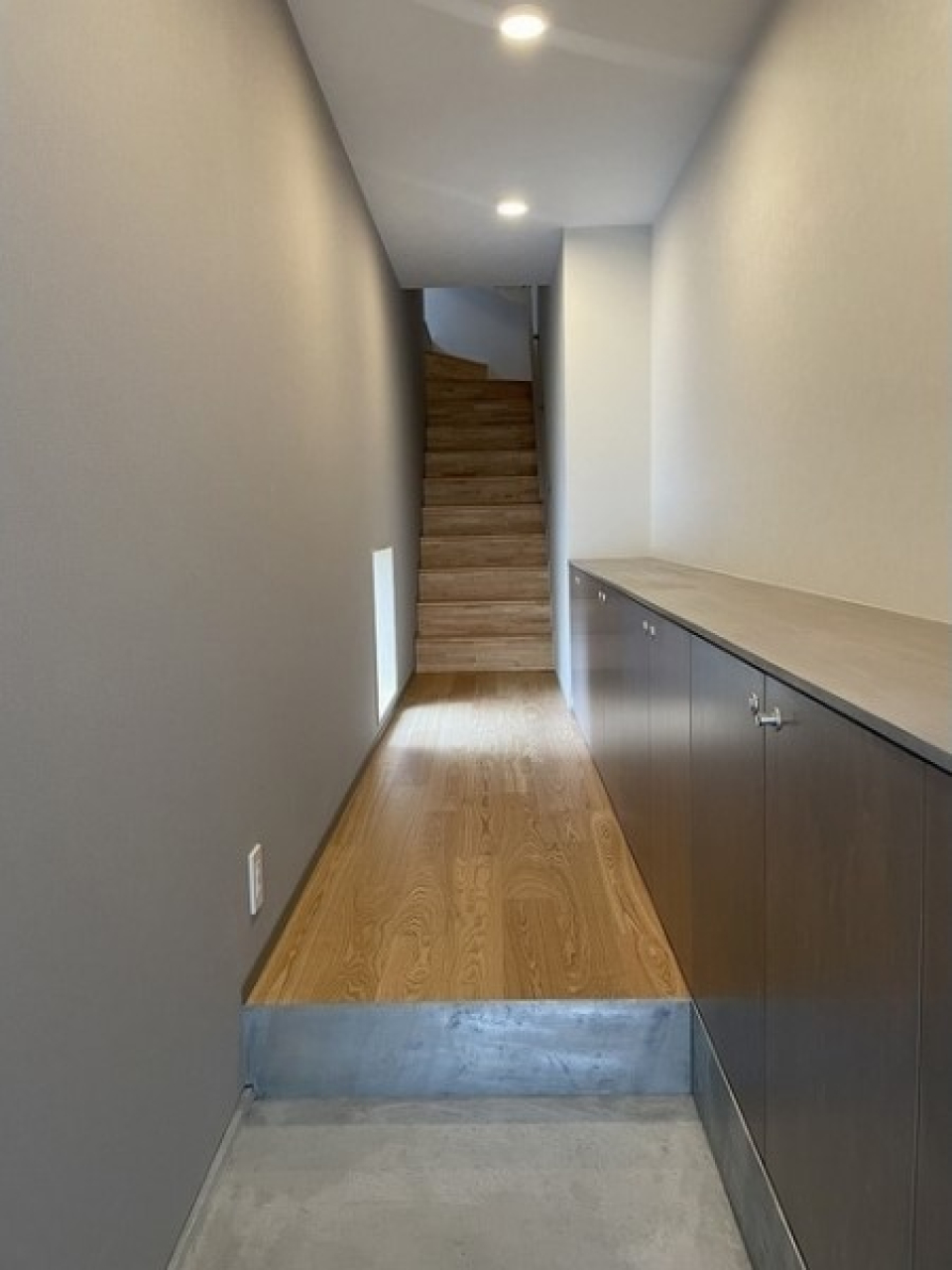 玄関は階段を下りた1階部分にあります