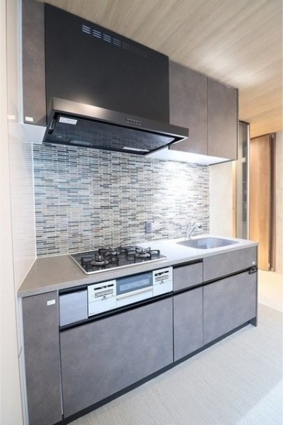 システムキッチンもタイルをあしらうことで和の雰囲気を保っています