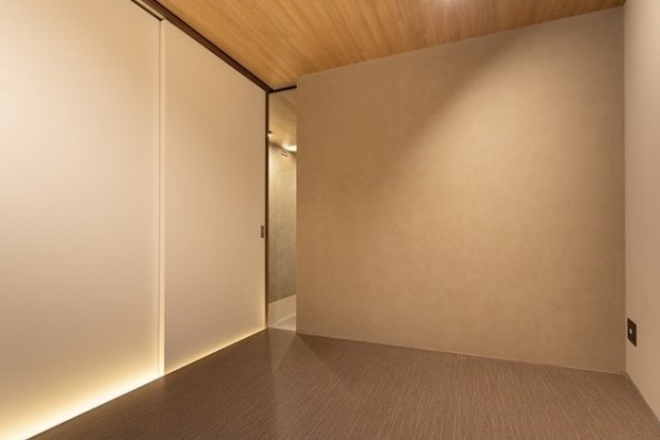 一部透明な壁や引き戸部分の間接照明の演出が素敵ですね