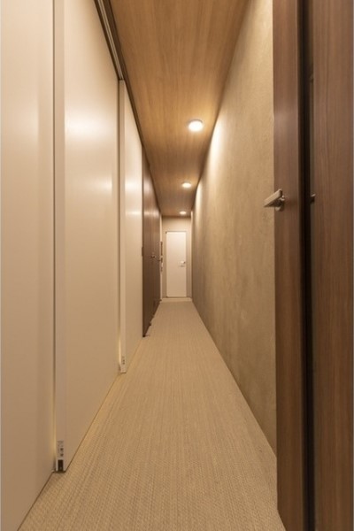 廊下も木目の天井になっていますね