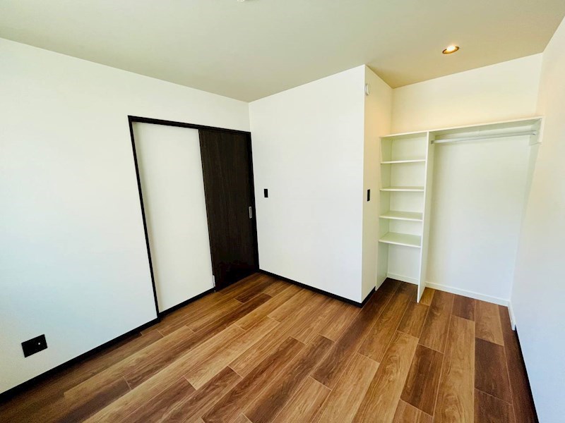 洋室4.7帖もクローゼット付きです