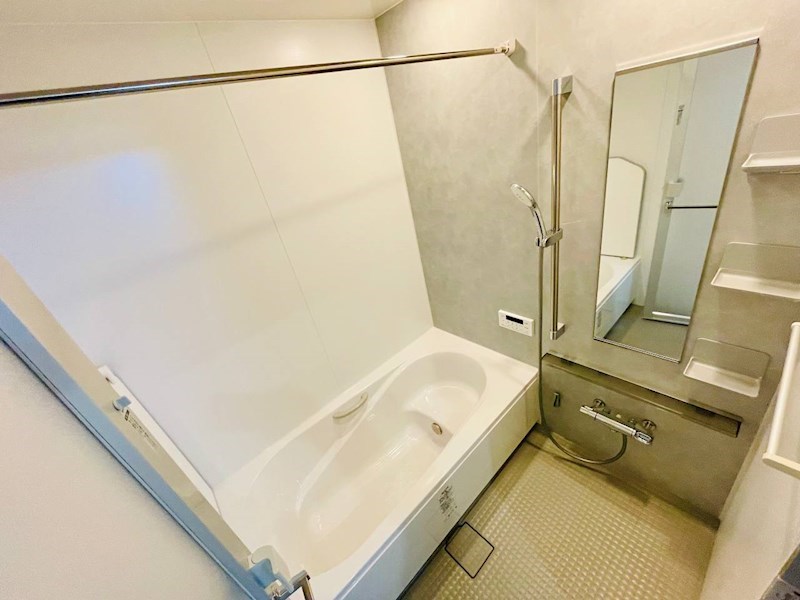 ゆったりお風呂に浸かれる浴室。