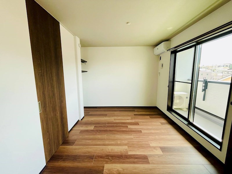 バルコニーと繋がっている洋室6.2帖。