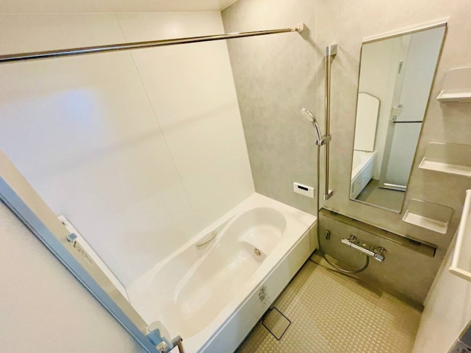 ゆったりお風呂に浸かれる浴室。