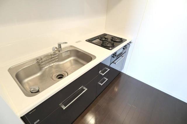 ３口のガスコンロが導入されたキッチンです。※写真は同タイプ住戸です。