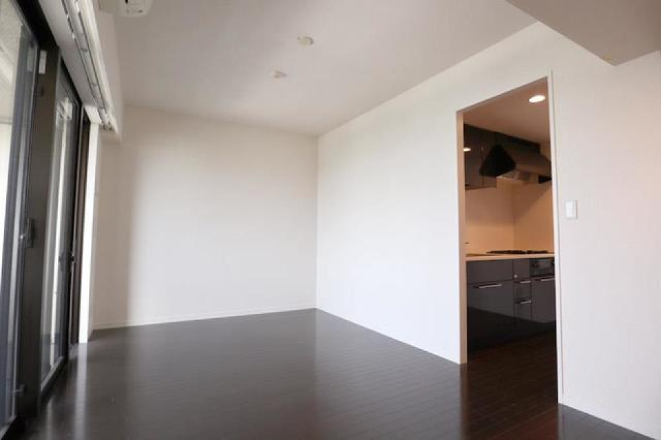 ちらりと２．７帖のキッチンが見えます。※写真は同タイプ住戸です。