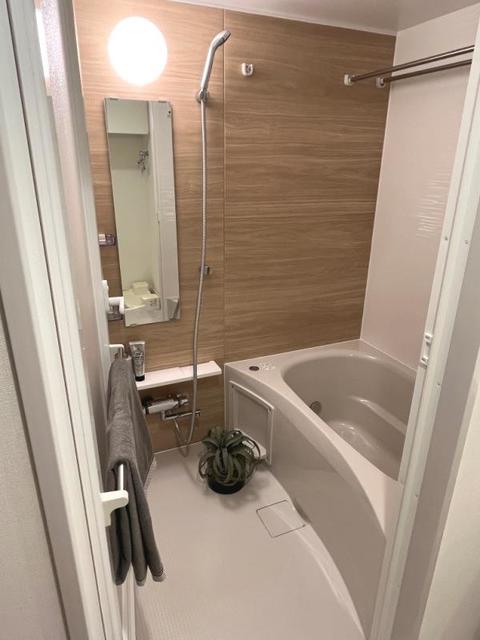 木目調のパネルでナチュラルな浴室です。※写真は同タイプ住戸です。