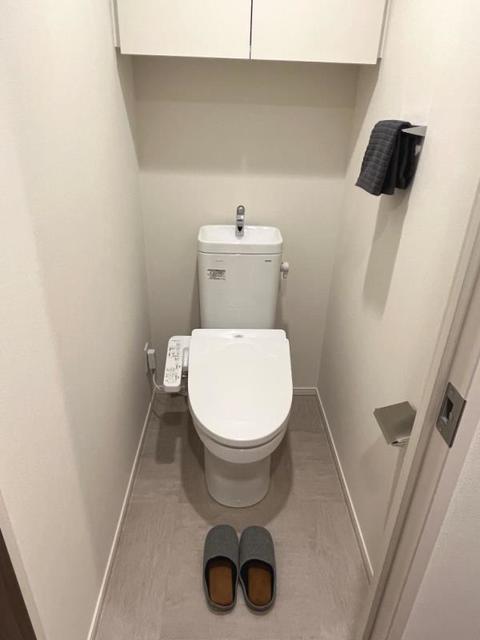 棚があるので掃除用具など整理整頓しやすそうですね。※写真は同タイプ住戸です。