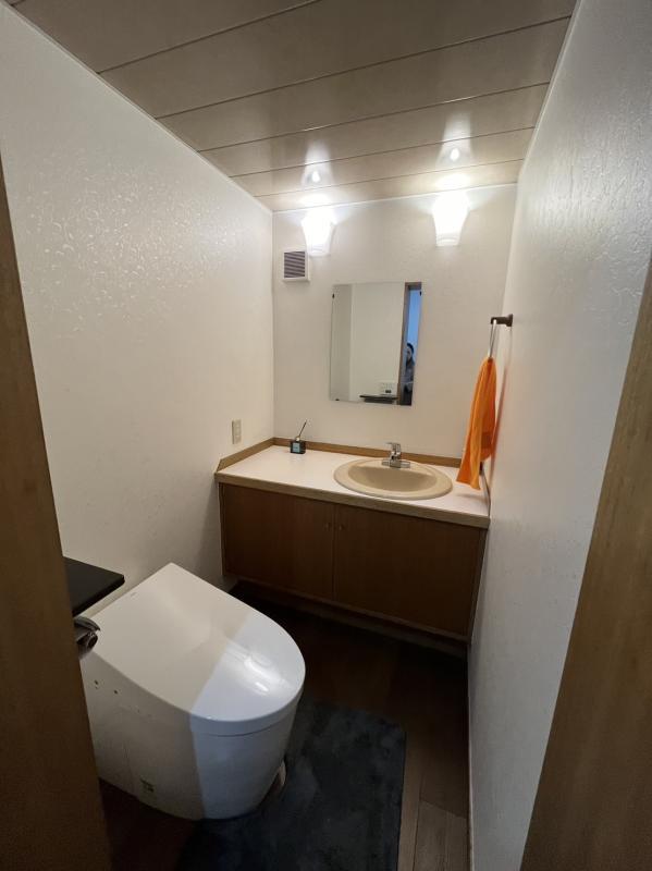 洗面所とトイレの様子。