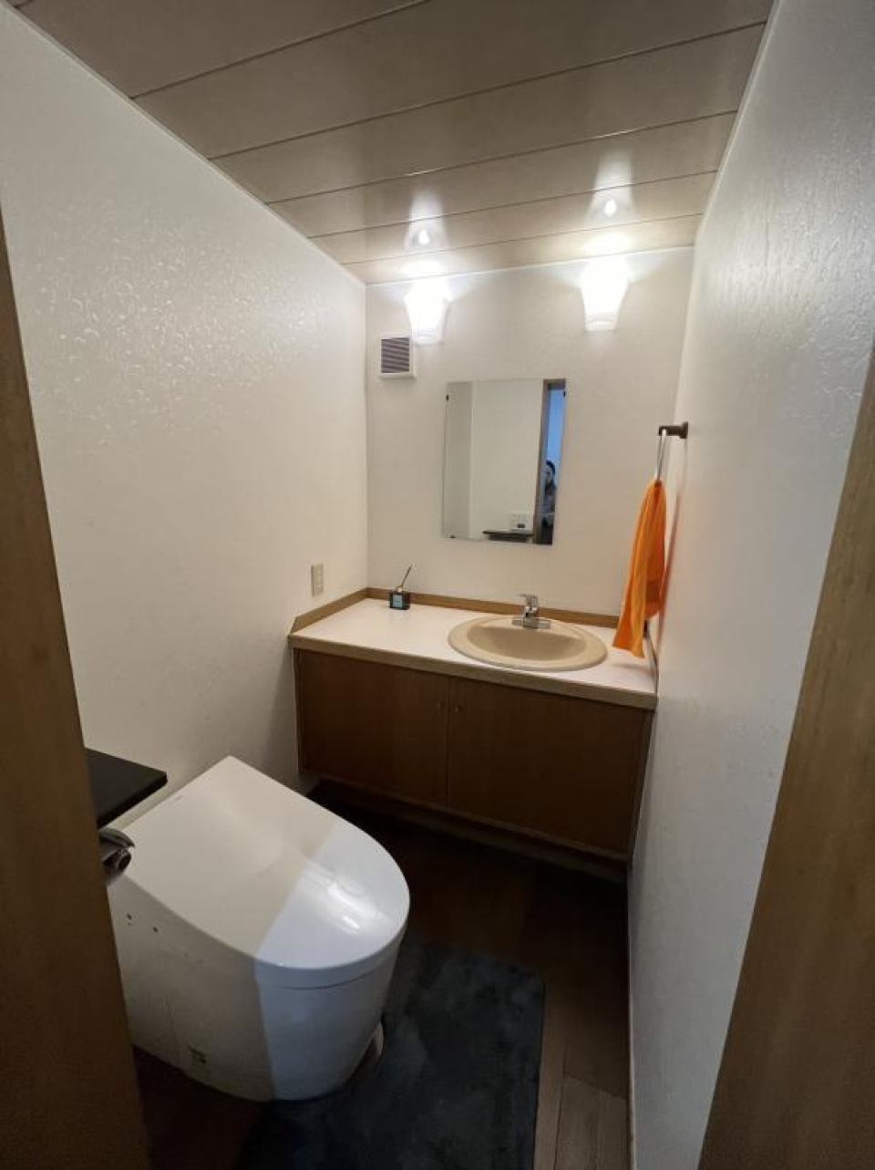 洗面所とトイレの様子。