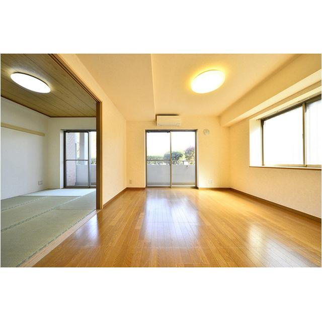 リビングは和室へとつながります。