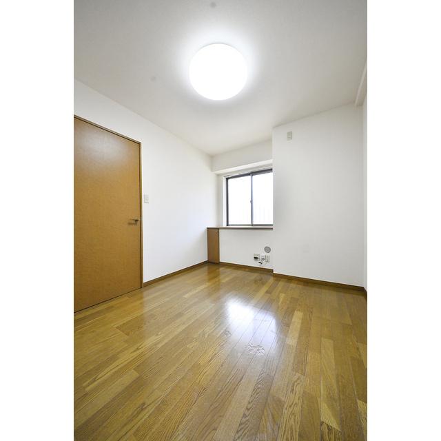 ５．５帖と５．７帖の洋室があります。