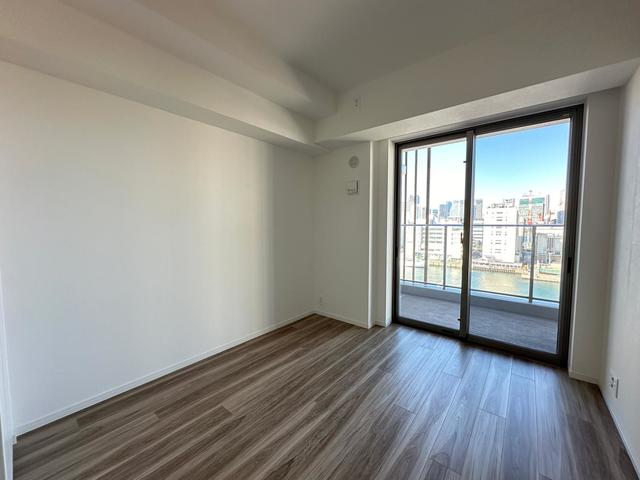 大きな窓から差し込む光が気持ちいい※写真は同タイプ住戸です。