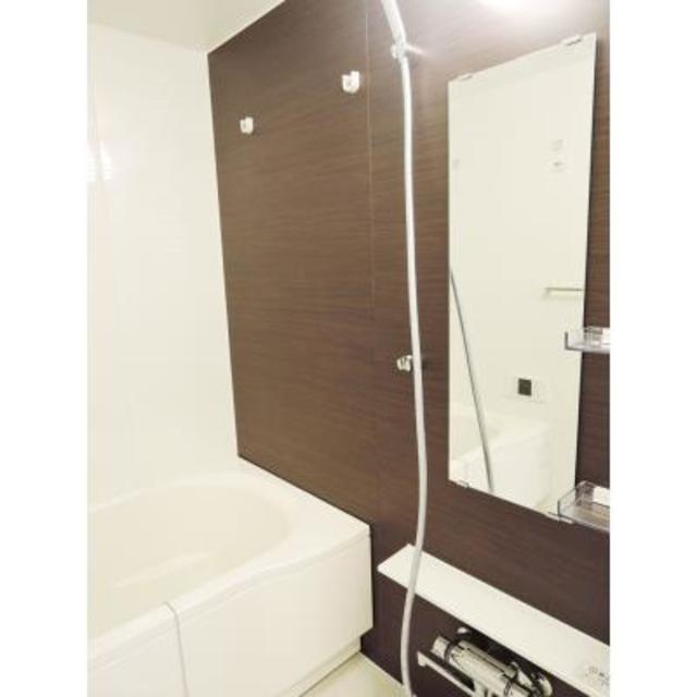 ダークブラウンのパネルの浴室。※写真は同タイプ住戸です。