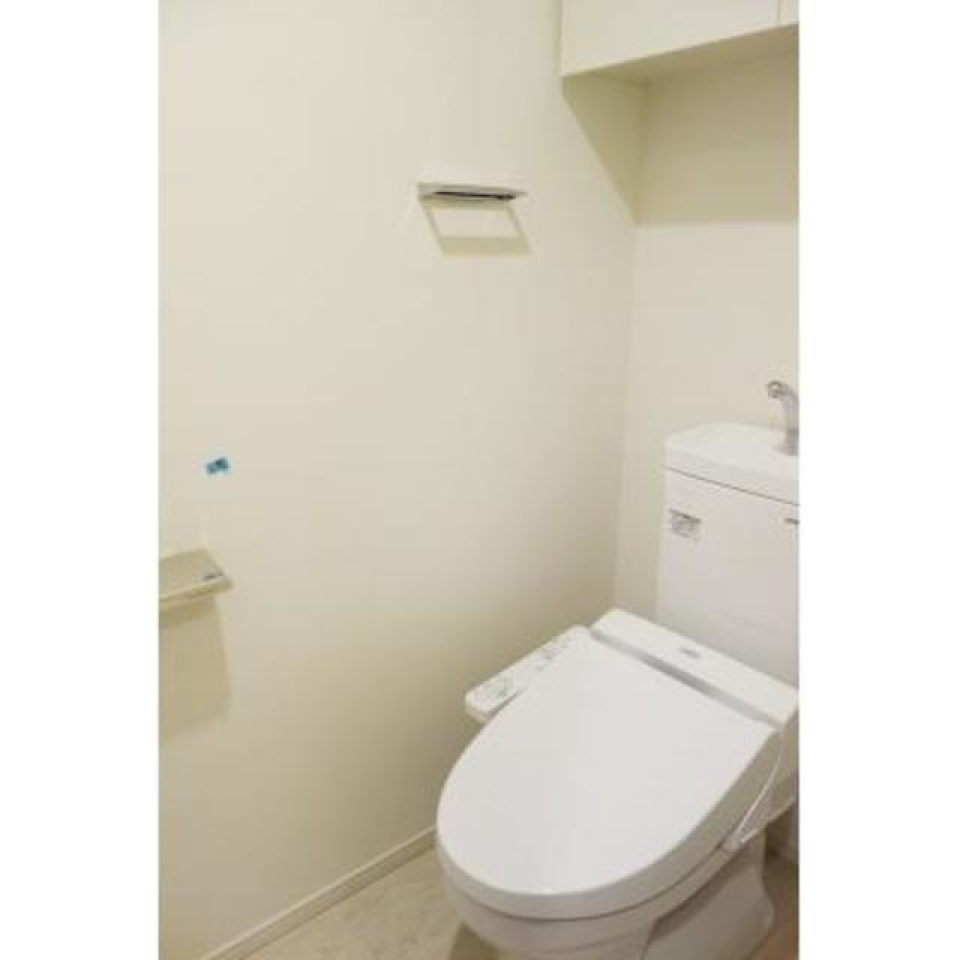 棚があるので掃除用具など整理整頓しやすそうですね。※写真は同タイプ住戸です。