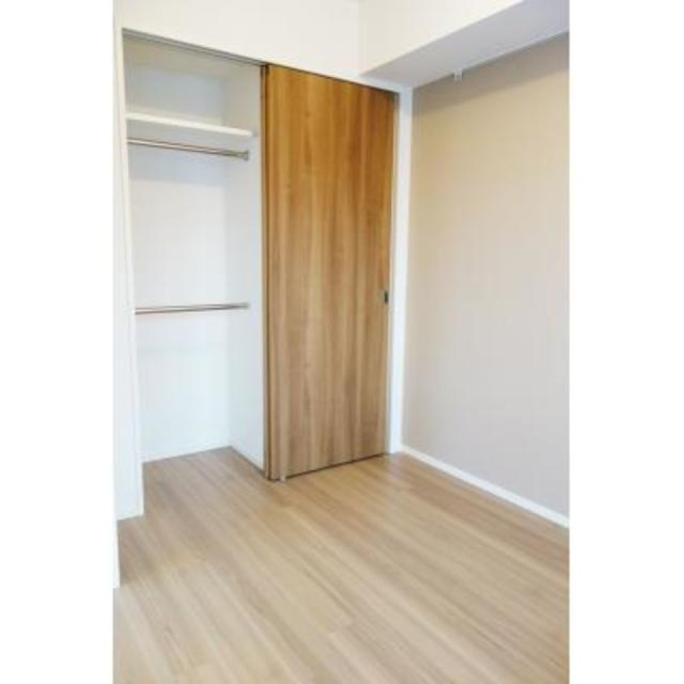 収納を開けた時の様子。※写真は同タイプ住戸です。