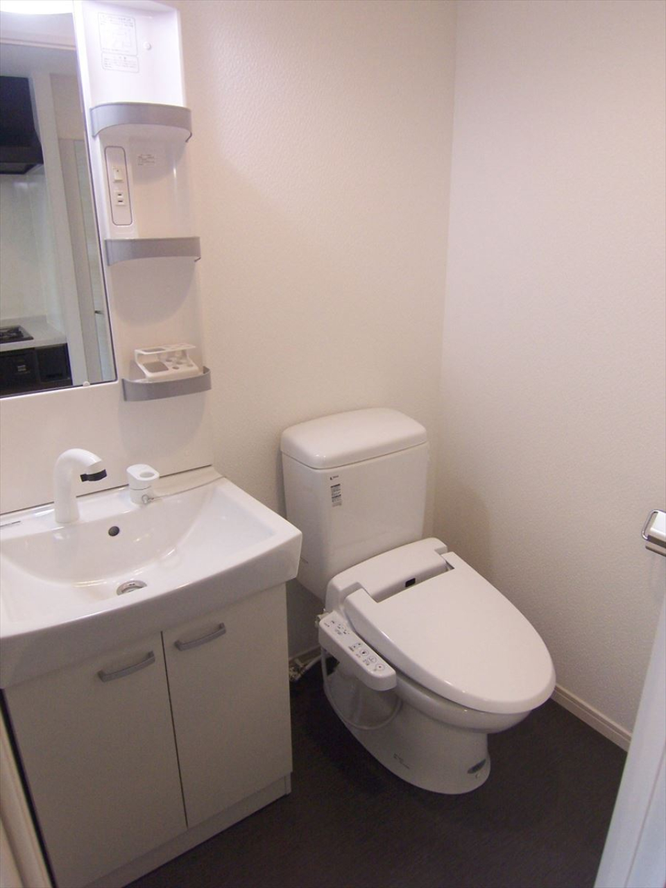 洗面台とトイレはお隣同士です。