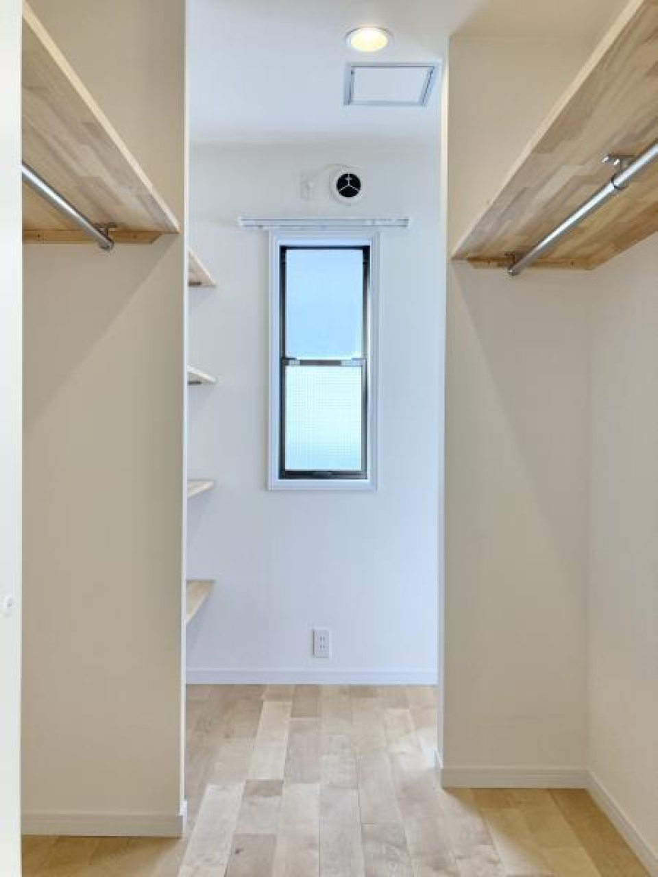 ウォークインクローゼットの様子。