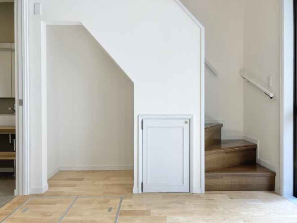 階段下にはスペースがあります。