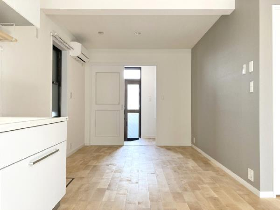 扉を開けると廊下と玄関につながります。